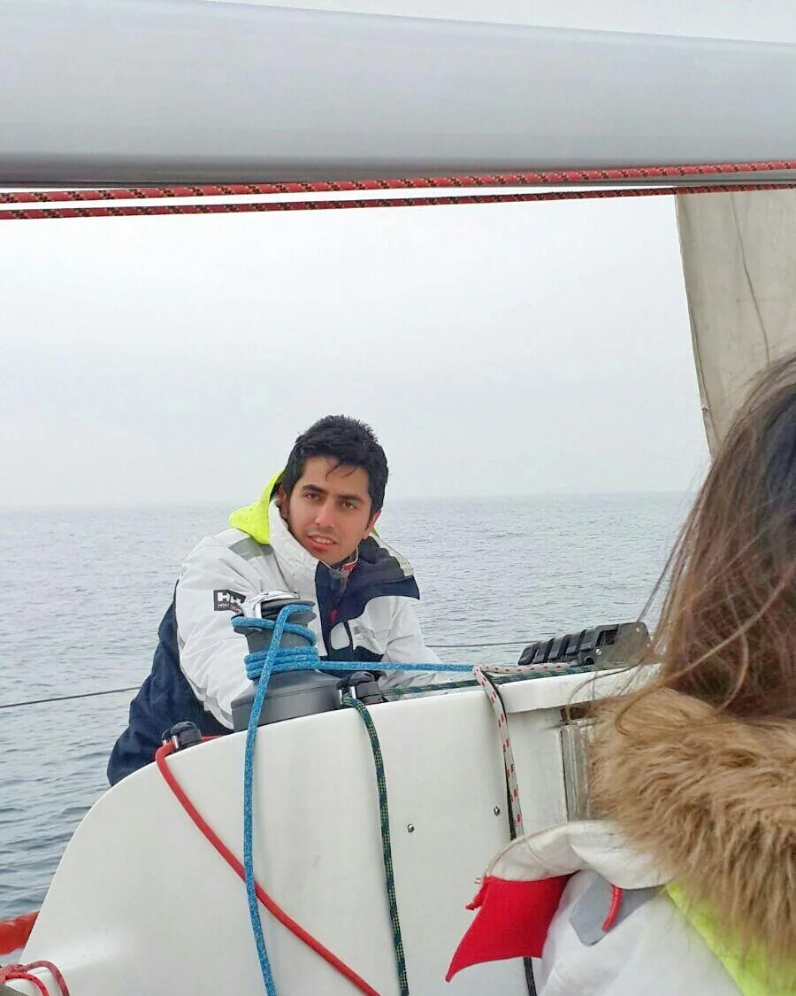 Yelken paylaşımımdan teknenin dümeninde çekilmiş fotoğrafım.