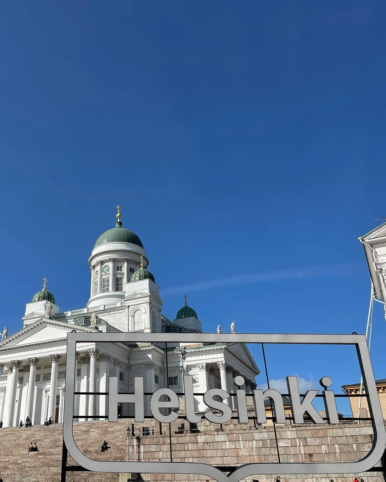 Finlandiya seyahatimden beyaz bir yapı ve meydan.