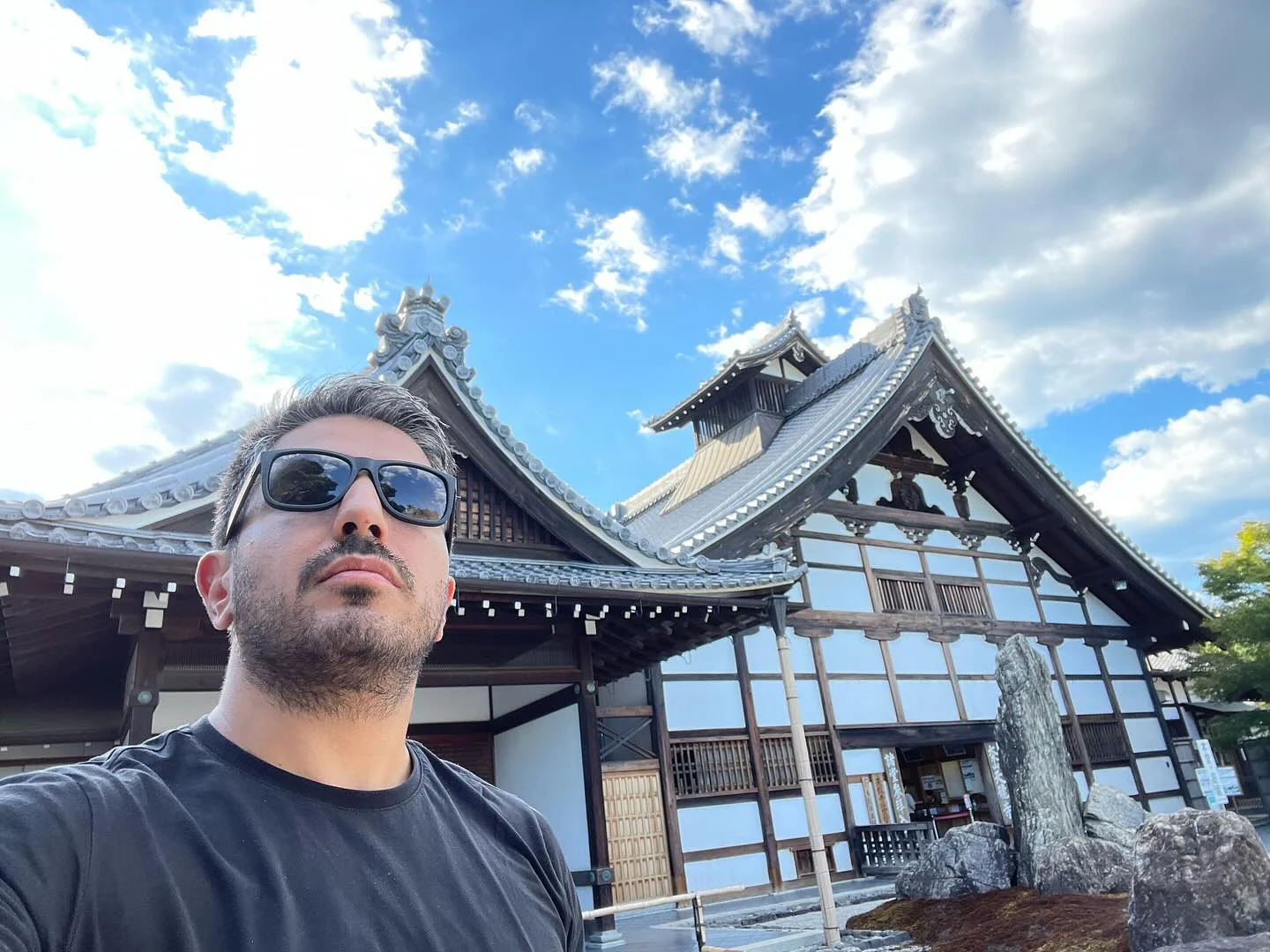 Japonya seyahatimde geleneksel bir yapının önünde çekilmiş fotoğrafım.