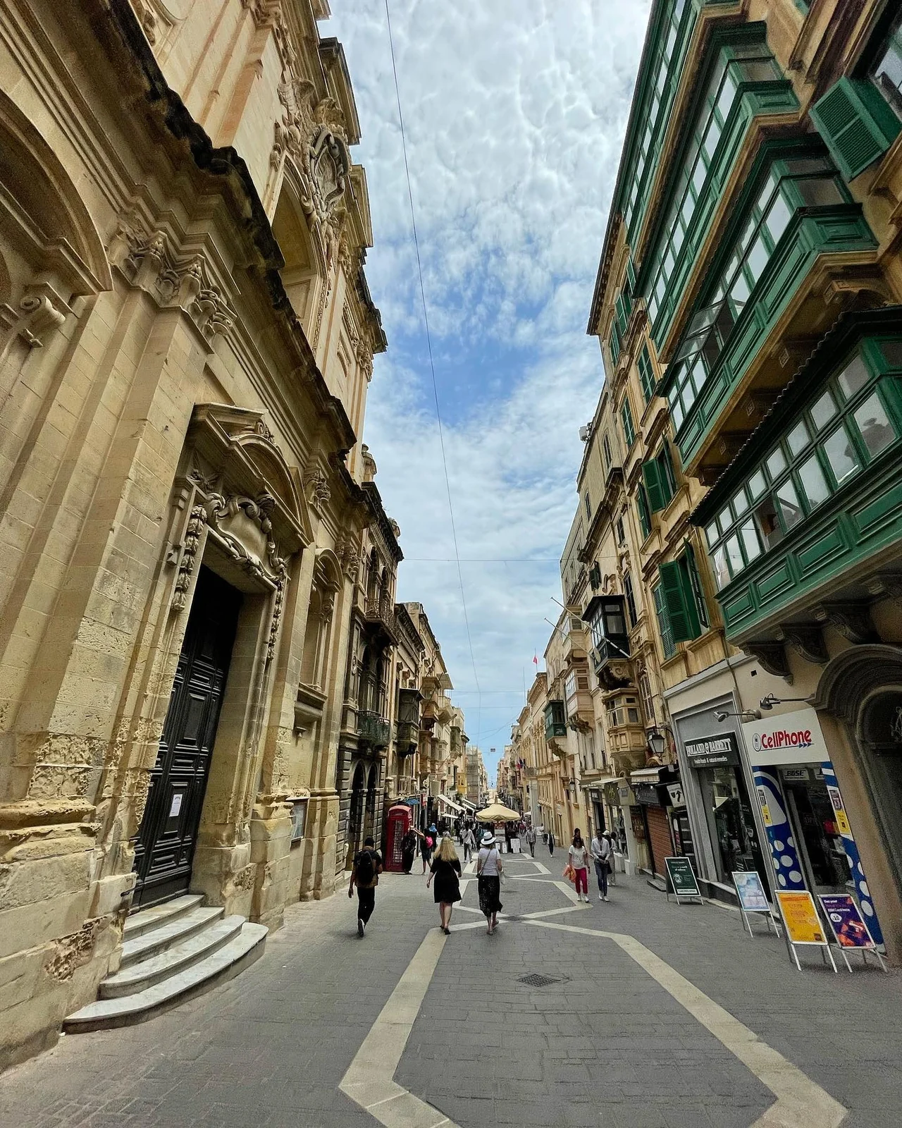 Malta seyahatimden dar bir sokak ve taş yapılar.