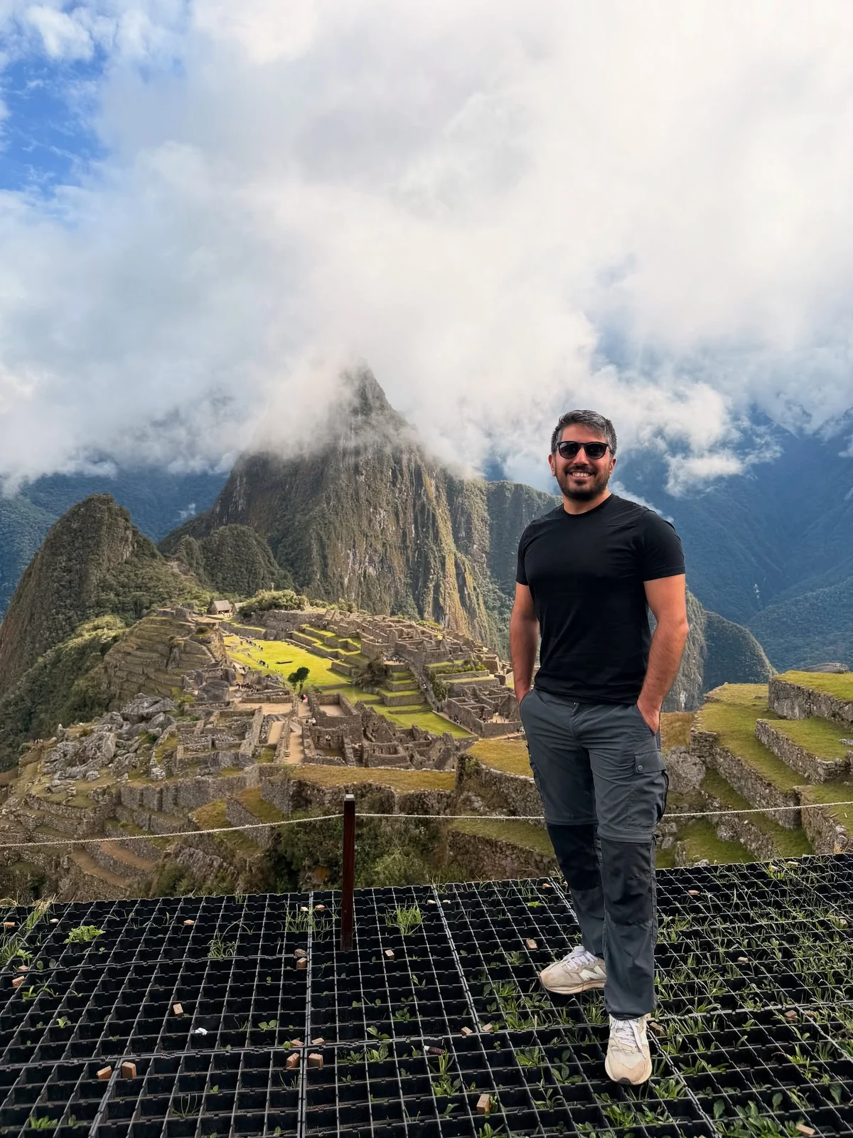 Peru seyahatimde dağların önünde çekilmiş fotoğrafım.